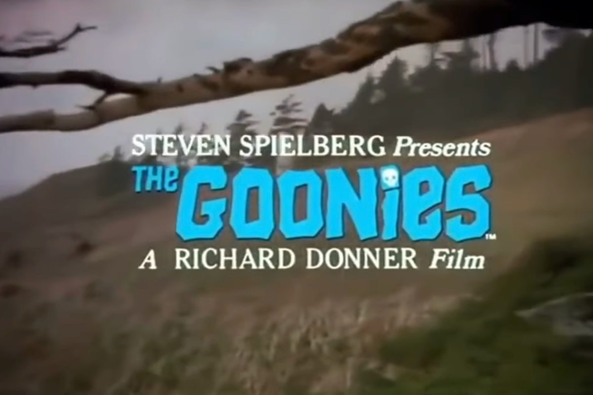 La scritta The Goonies sullo sfondo un ramo