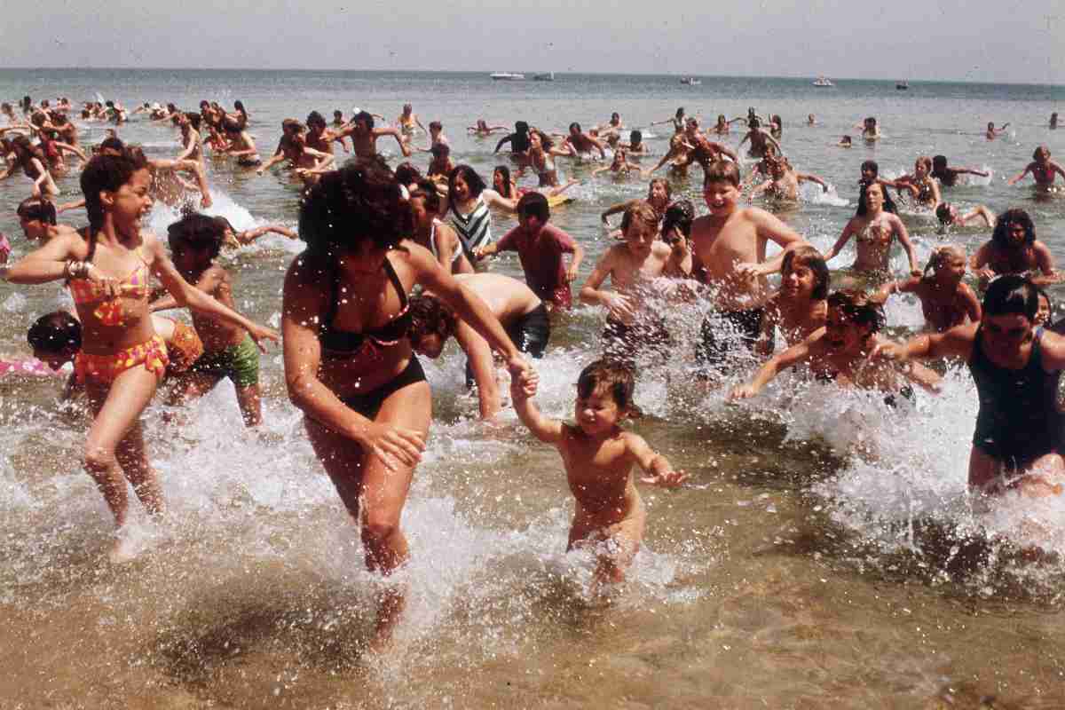 Persone che corrono fuori dall'acqua terrorizzate