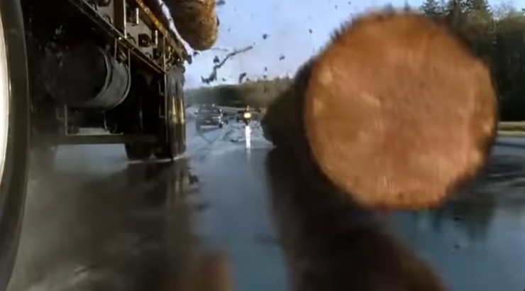 Il tronco che si stacca dal camion nel film Final Destination