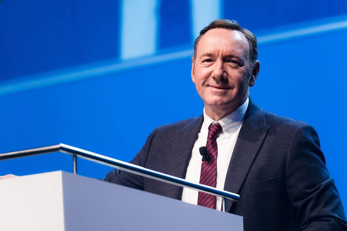Kevin Spacey dietro ad un bancone
