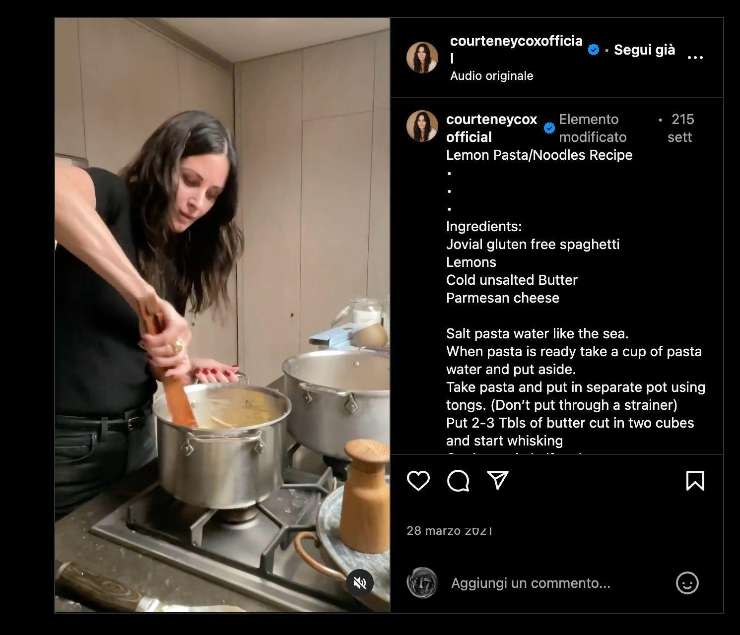 Courtney Cox mentre cucina gli spaghetti al limone