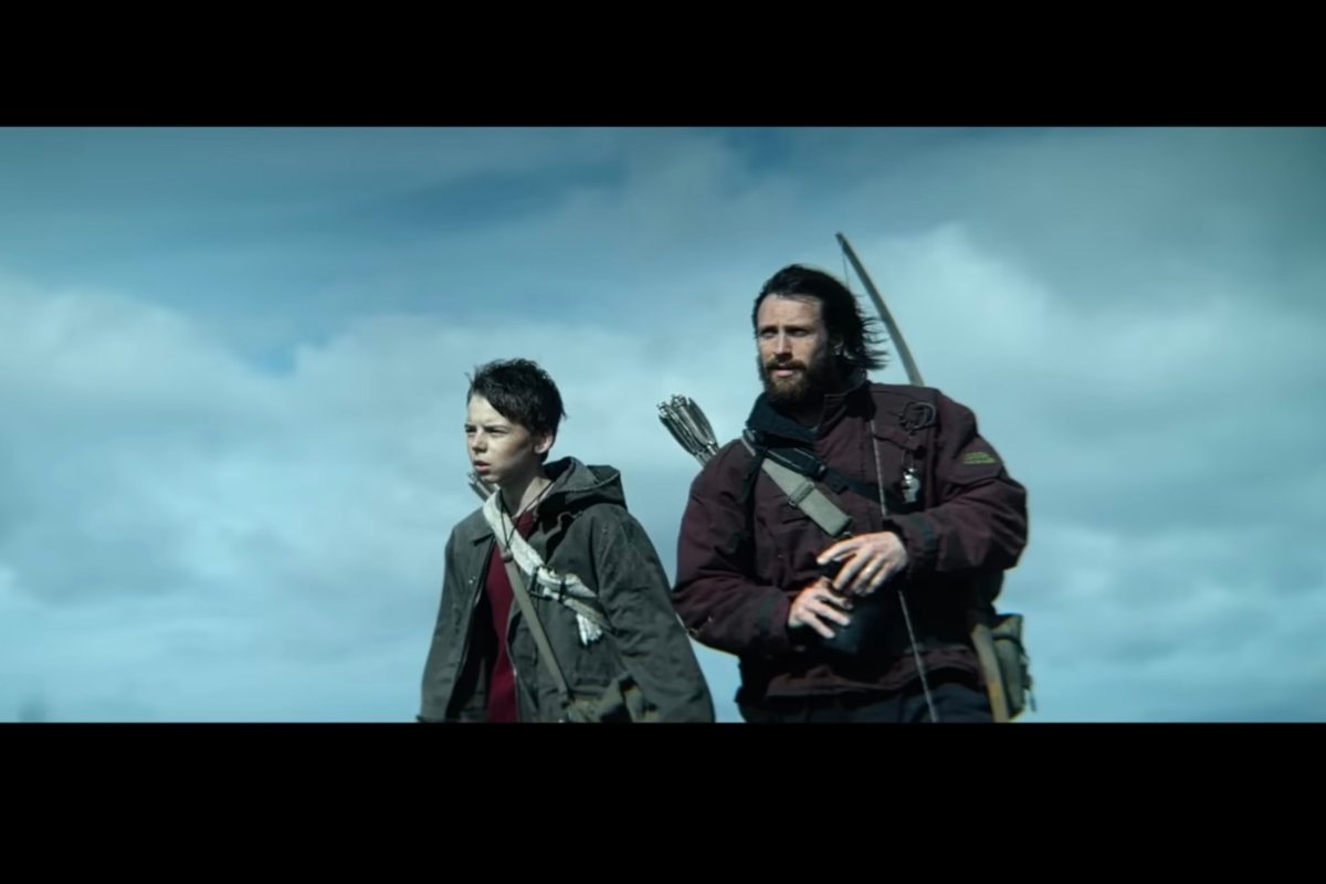 Aaron Taylor Johnson e Alfie Williams in una scena del film