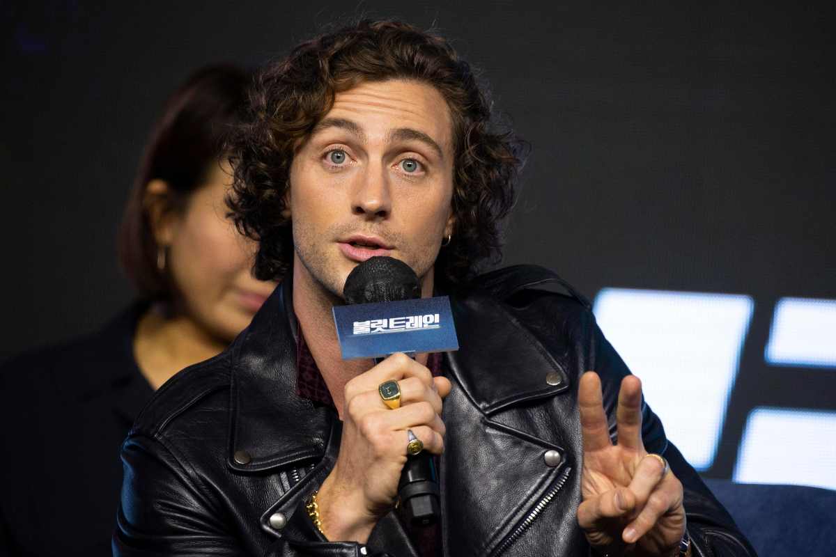 Aaron Taylor Johnson con il microfono in mano