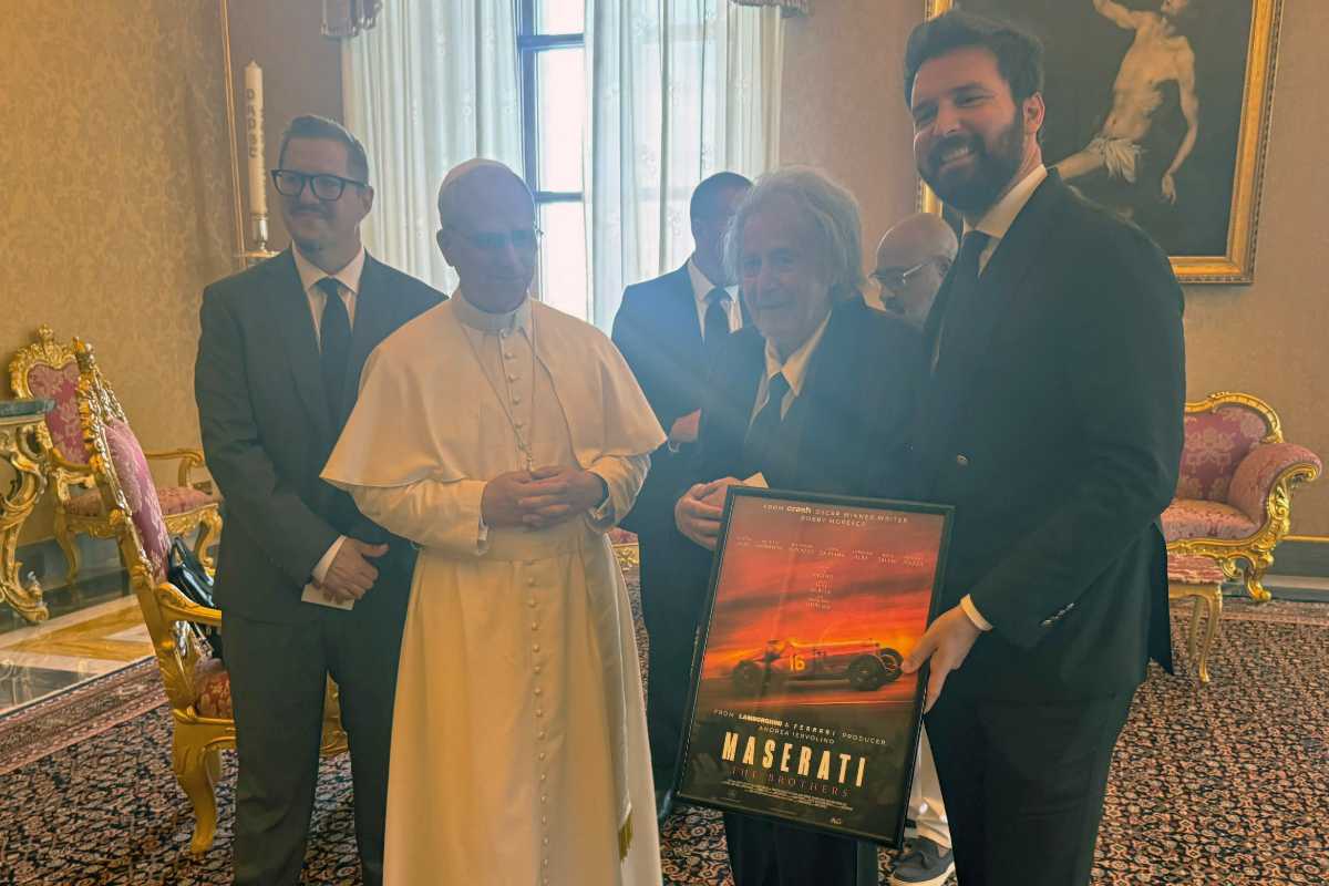 Papa Leone con il cast del film Maserati posano per una foto