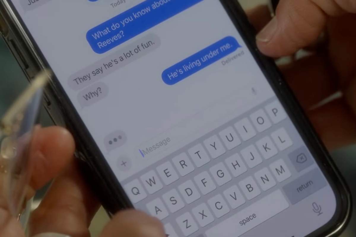Il telefono cellulare di Carrie mostra uno scambio di messaggi con Samantha