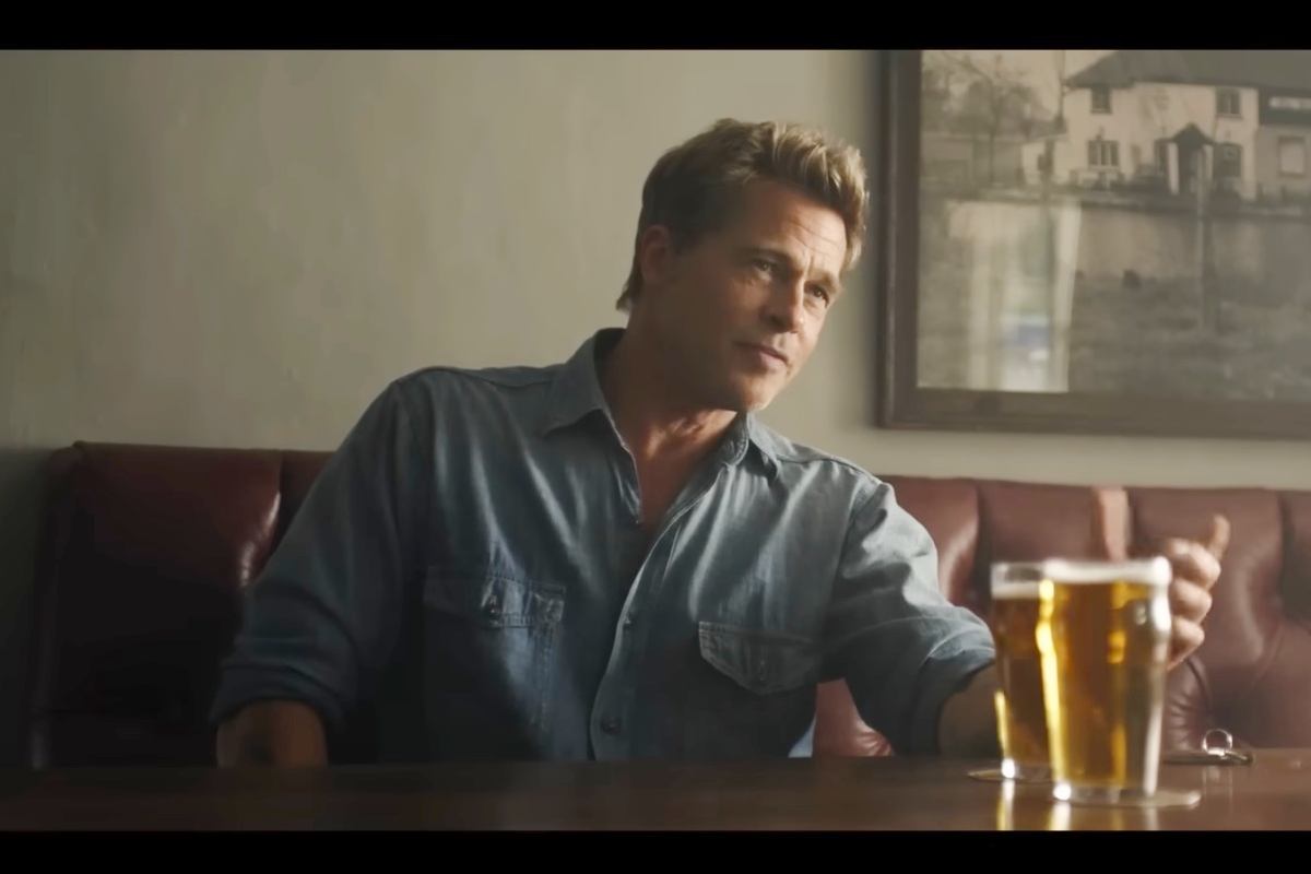 Brad Pitt seduto su un divano