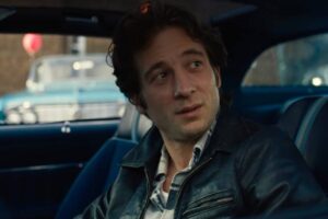 Jeremy Allen White in una scena di Deliver Me From Nowhere dentro una macchina parla con il venditore