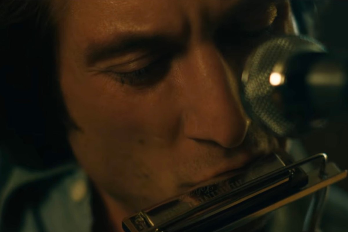 Jeremy Allen White suona l'armonica