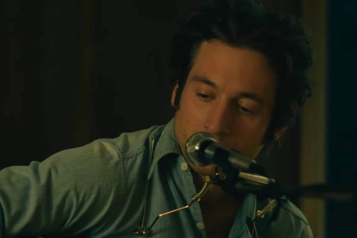 Jeremy Allen White suona la chitarra in una scena del film