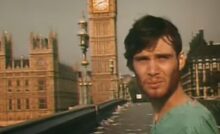 Cillian Murphy in una scena di 28 giorni dopo con Londra deserta alle sue spalle