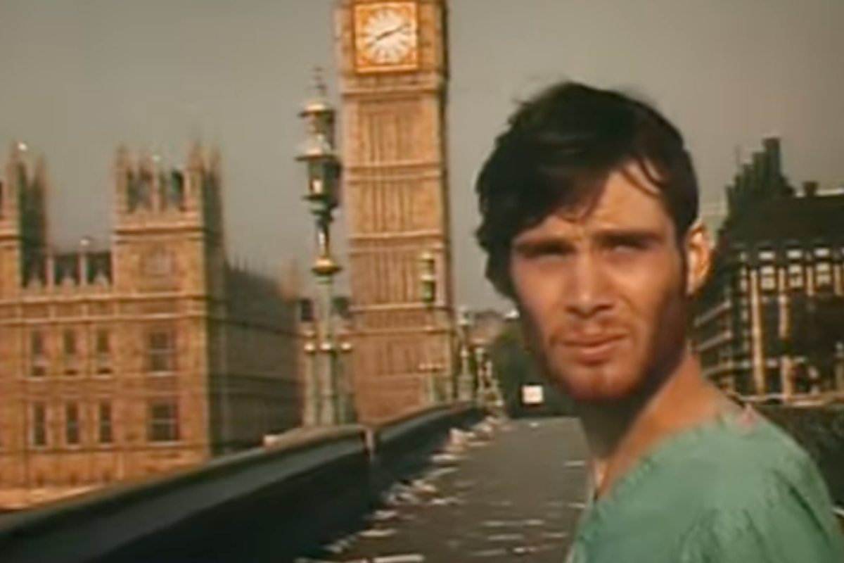 Cillian Murphy in una scena di 28 giorni dopo con Londra deserta alle sue spalle