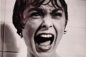 Janet Leigh urla nella scena del film Psycho