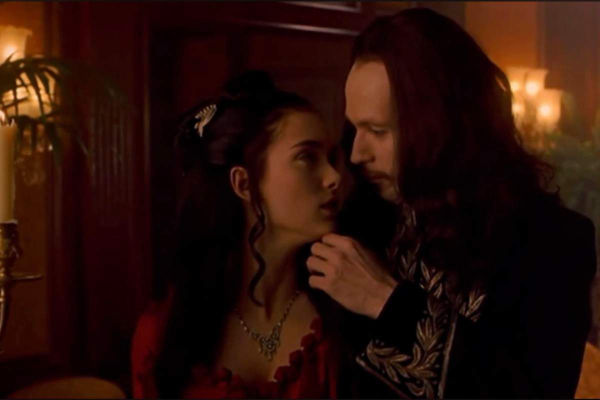 Winona Ryder e Gary Oldman in una scena di Dracula: lui abbraccia lei di spalle e le sfiora il viso