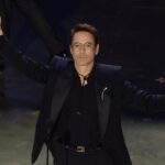 Robert Downey Jr con l'Oscar in mano