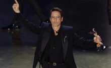 Robert Downey Jr con l'Oscar in mano