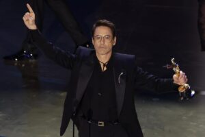 Robert Downey Jr con l'Oscar in mano