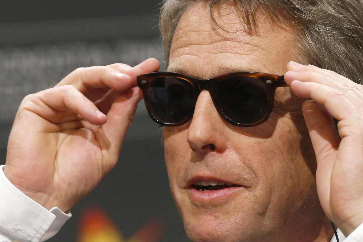 Primo piano di Hugh Grant con gli occhiali da sole