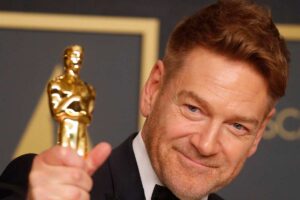 Il regista Kenneth Branagh con un premio Oscar in mano