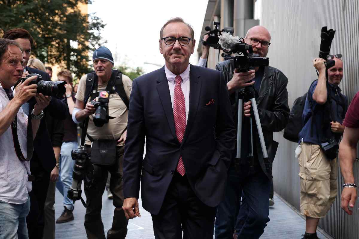Kevin Spacey circondato dai giornalisti