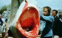 Scena del film con lo squalo a bocca aperta appeso