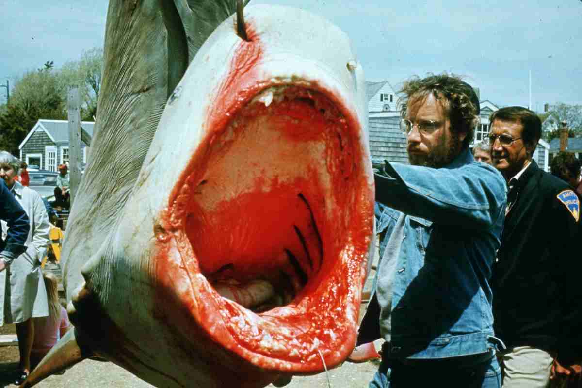 Scena del film con lo squalo a bocca aperta appeso