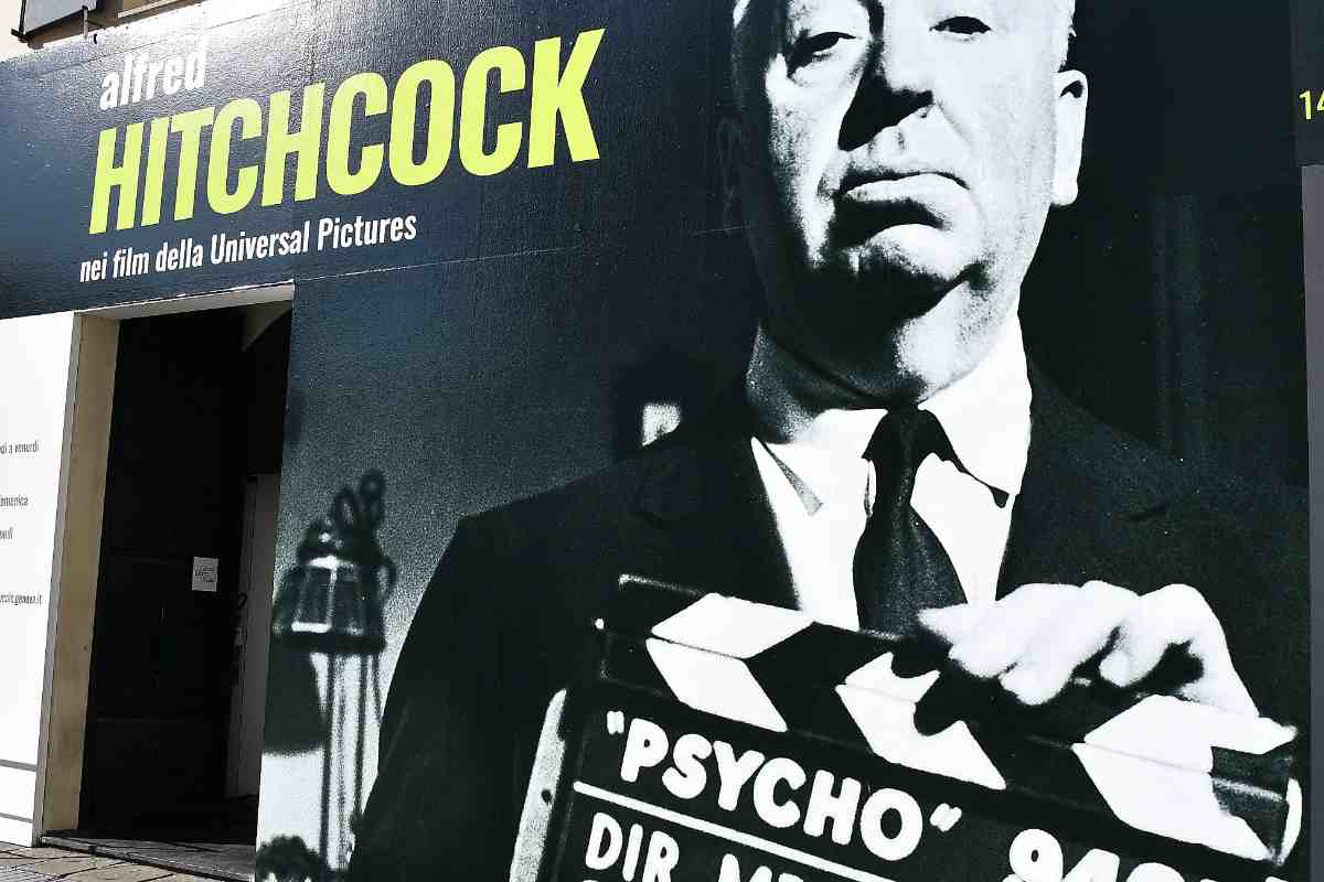 Un'immagine gigante di Alfred Hitchcock con il ciak di Psycho in mano, attaccato al muro di un palazzo