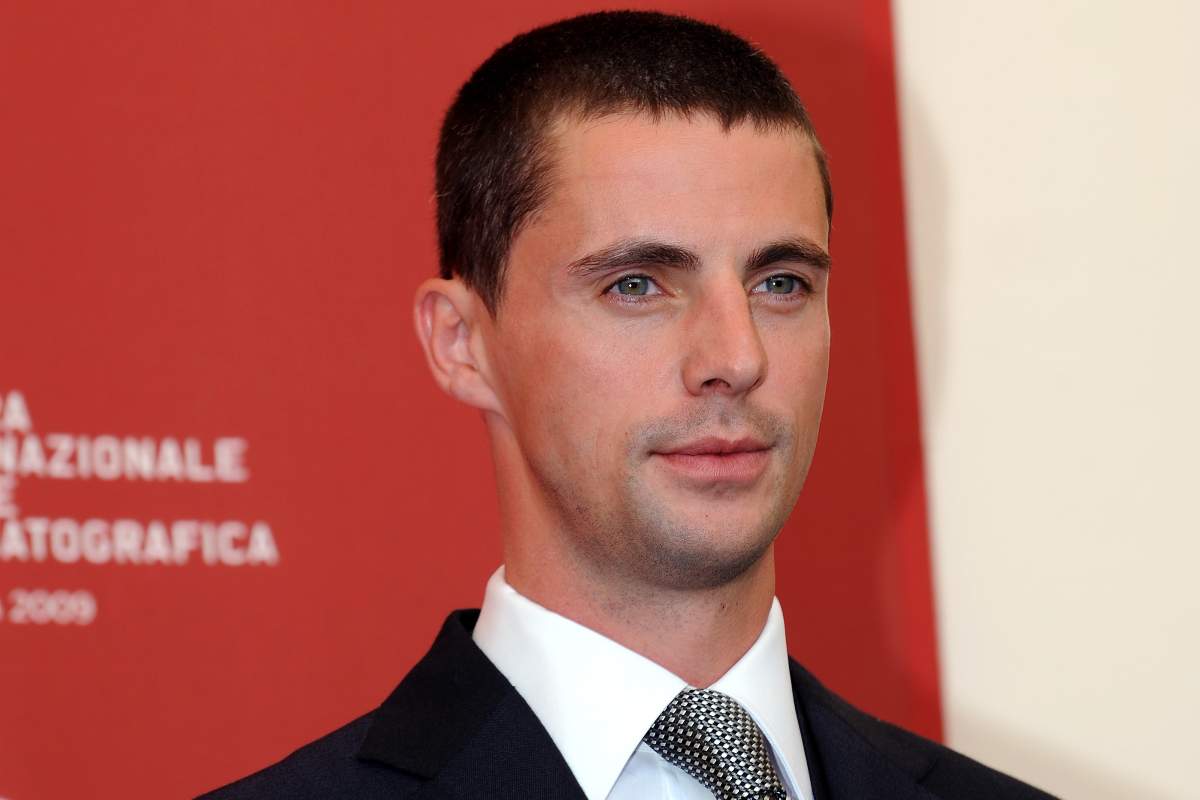 Matthew Goode in giacca e cravatta