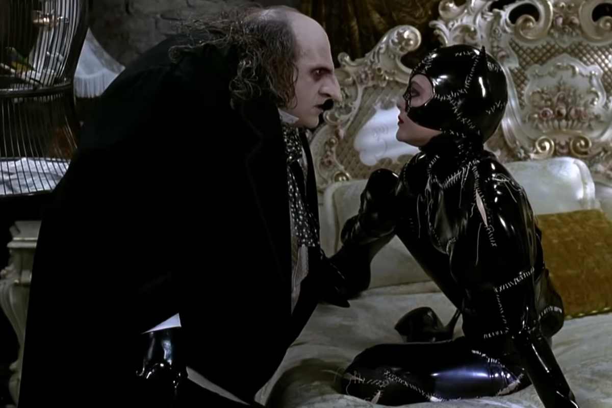 Danny DeVito e Michelle Pfeiffer in una scena del film