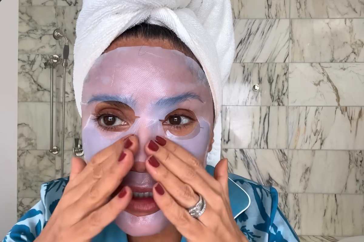 Salma Hayek con la sheet mask sul viso