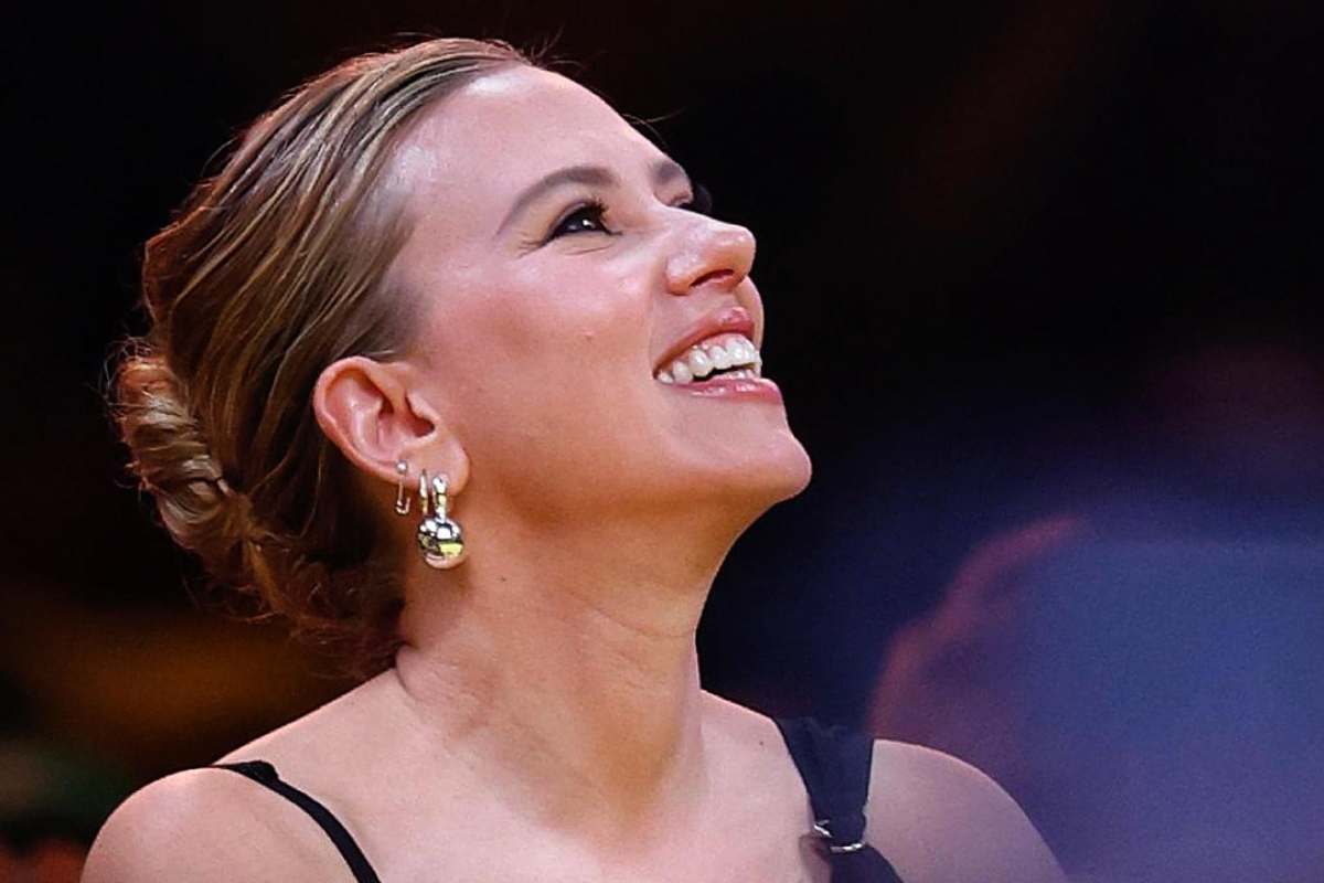 Scarlett Johansson sorride con il volto rivolto verso l'alto