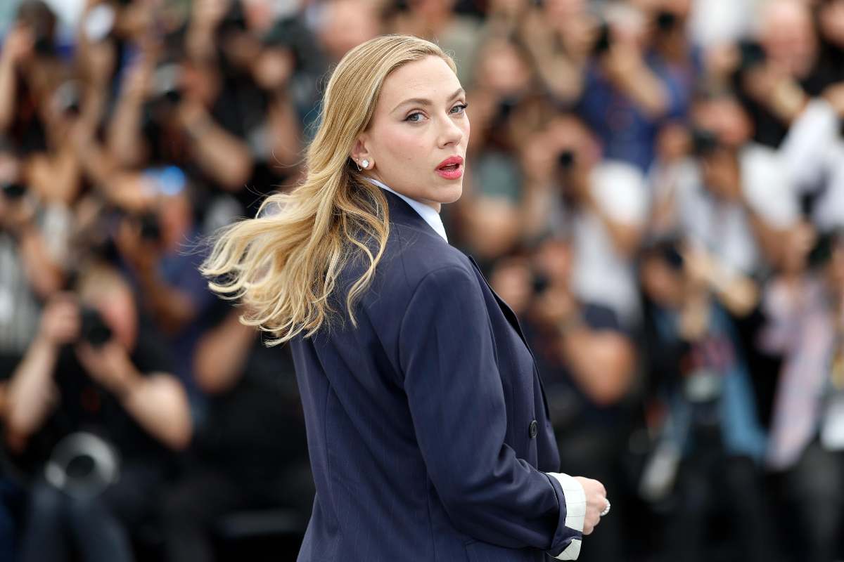 Scarlett Johansson voltata di spalle si gira