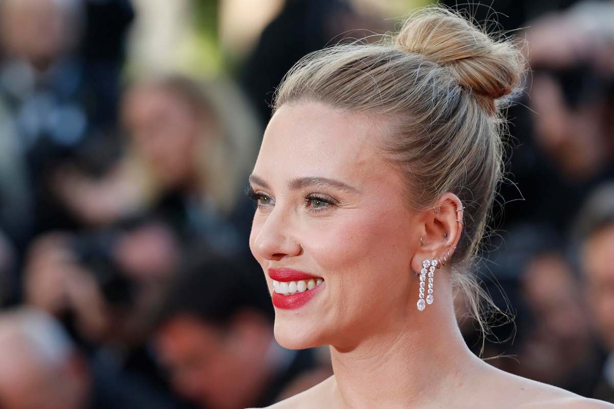 Scarlett Johansson sorride