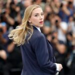 Scarlett Johansson girata di schiena