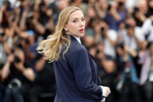 Scarlett Johansson girata di schiena