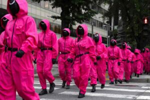 Le guardie con la tuta rosa di Squid Game