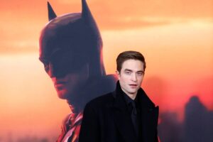 Robert Pattinson e sullo sfondo Batman