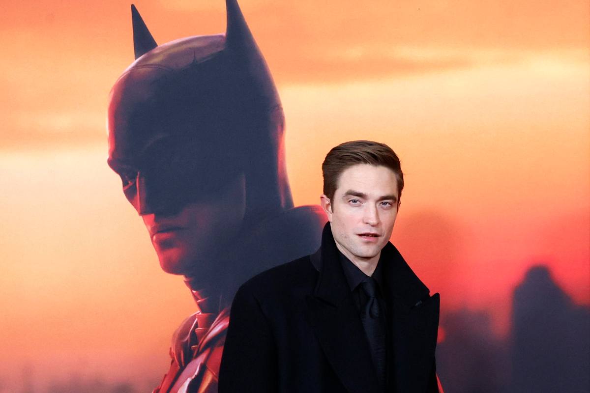 Robert Pattinson e sullo sfondo Batman
