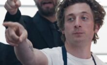 Jeremy Allen White nei panni di Carmy in una cena della serie