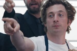 Jeremy Allen White nei panni di Carmy in una cena della serie
