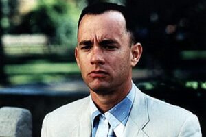 Tom Hanks in una scena del film Forrest Gump