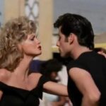 Olivia Newton-John e John Travolta ballano in Grease
