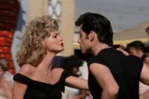 Olivia Newton-John e John Travolta ballano in Grease
