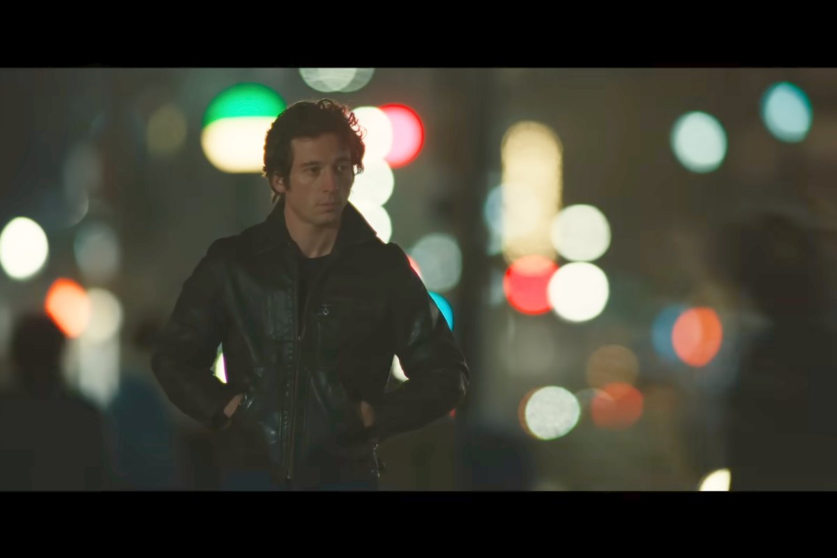 Jeremy Allen White in un momento del film con la giacca di pelle nera e le mani in tasca