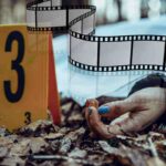Cadavere con pellicola del cinema che gli passa sopra