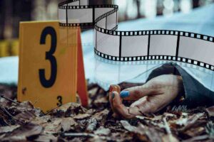 Cadavere con pellicola del cinema che gli passa sopra