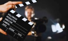Ciak di un film con alle spalle la figura di un uomo appannato