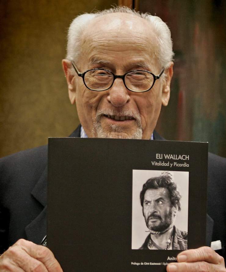 Eli Wallach mostra il suo personaggio nel film "Il buono il brutto e il cattivo"