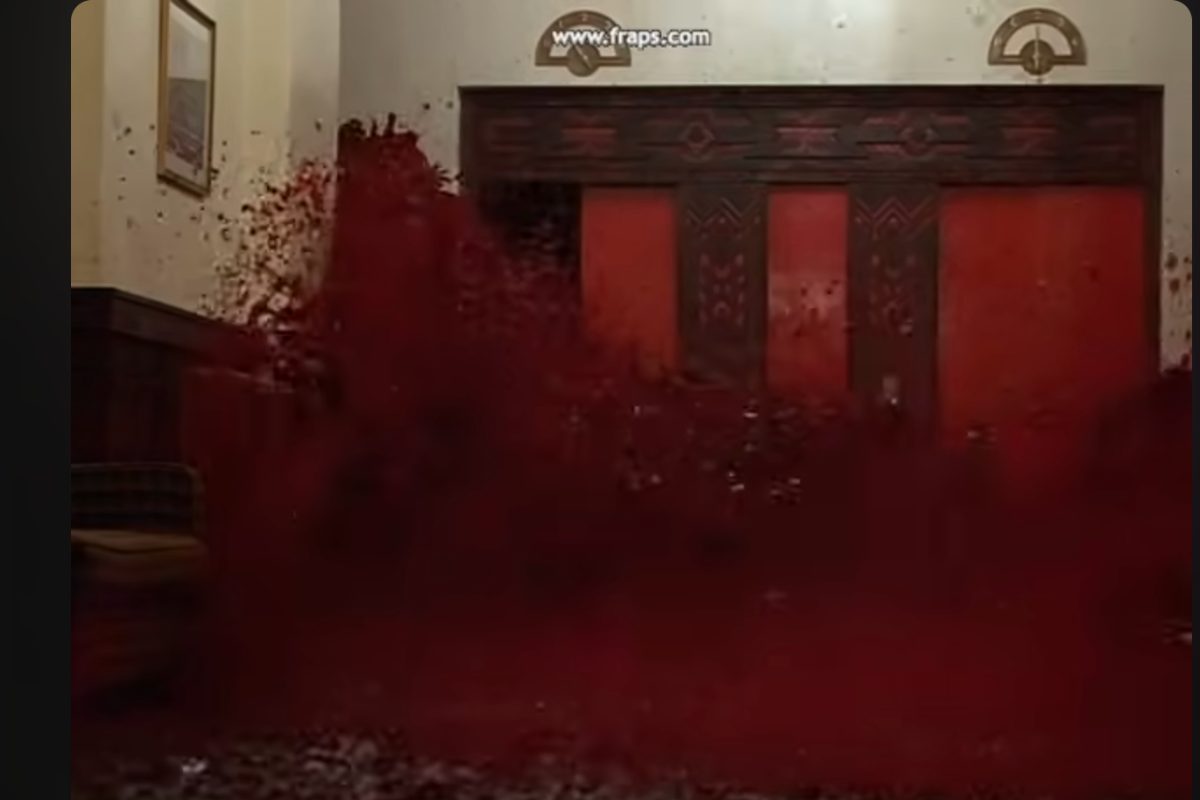 Una scena del film Shining con il sangue che scorre giu' per le scale