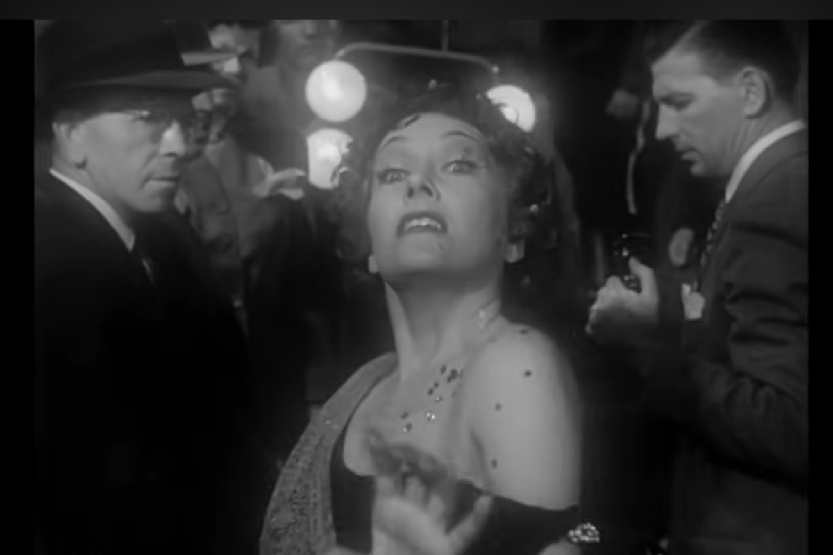 Gloria Swanson in una scena del film si avvicina per il suo primo piano