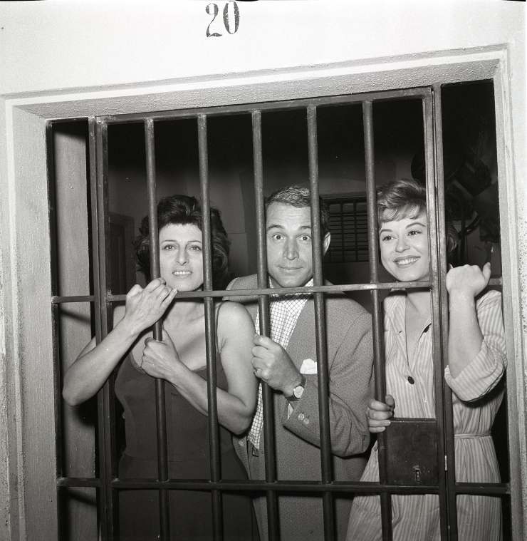 Anna Magnani Renato Castellani e Giulietta Masina dietro le sbarre nel film "Nella città l'inferno".